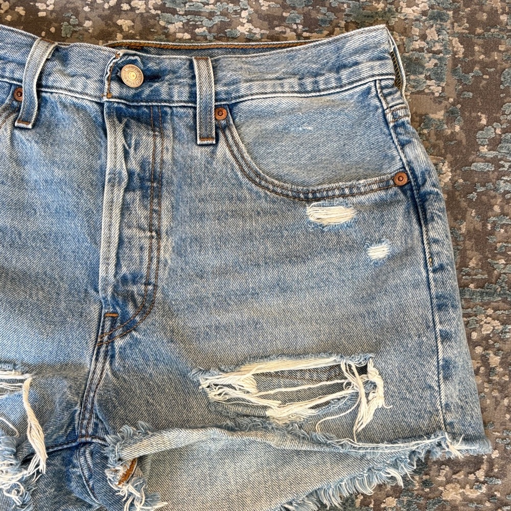Levi’s 501 High Rise Distressed Cutoff Denim Light Wash Shorts Size 29 - Picture 8 of 14